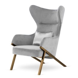 Fotel Classy jasnoszary - designerski glamour uszak do salonu z mosiężną podstawą i srebrną dekoracyjną poduszką
