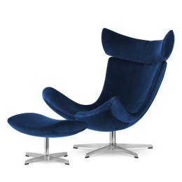 Fotel Larvik z podnóżkiem elegancki granatowy velvet, srebrna podstawa obrotowa, nowoczesny fotel obrotowy w stylu loft